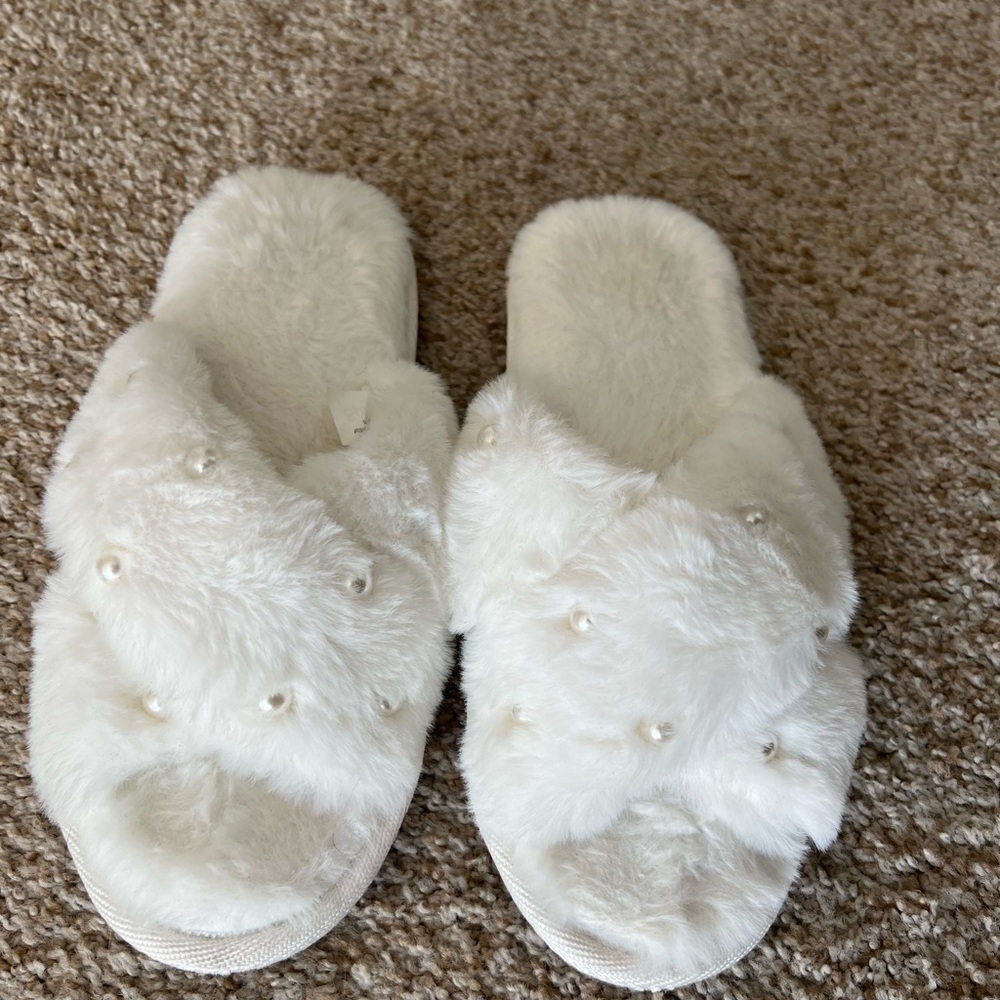 INC White Faux Fur and Pearl Slippers Size 7/8 worn 1x